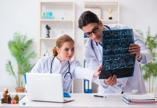 How-Do-I-Choose-Between-Family-Medicine-and-Internal-Medicine.webp