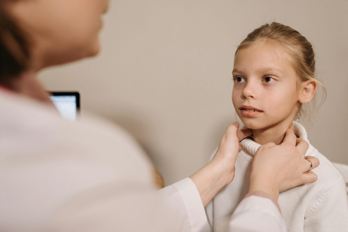 Symptoms-of-Thyroid-Problems-1200x801.jpg